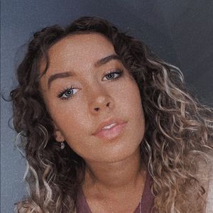 Meet your Posher, Adrienne